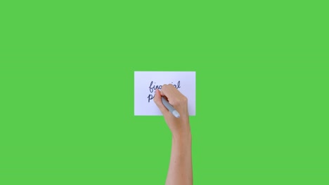 Frau-Schreibt-Finanzplanung-In-Kursivschrift-Auf-Papier-Mit-Grünem-Bildschirm